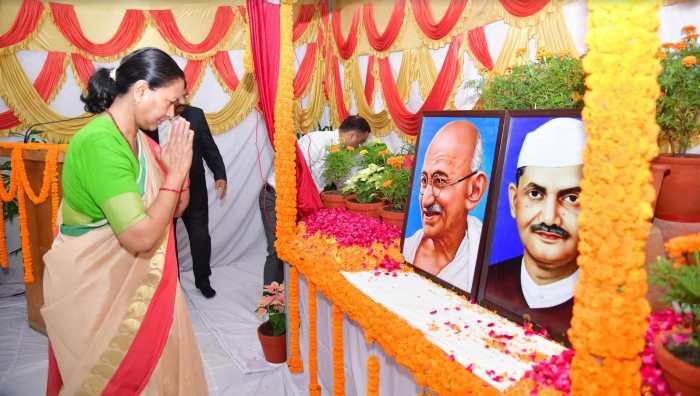 मुख्य सचिव राधा रतूड़ी ने राष्ट्रपिता महात्मा गांधी तथा पूर्व प्रधानमंत्री लाल बहादुर शास्त्री के चित्र पर माल्यार्पण कर उनका भावपूर्ण स्मरण किया