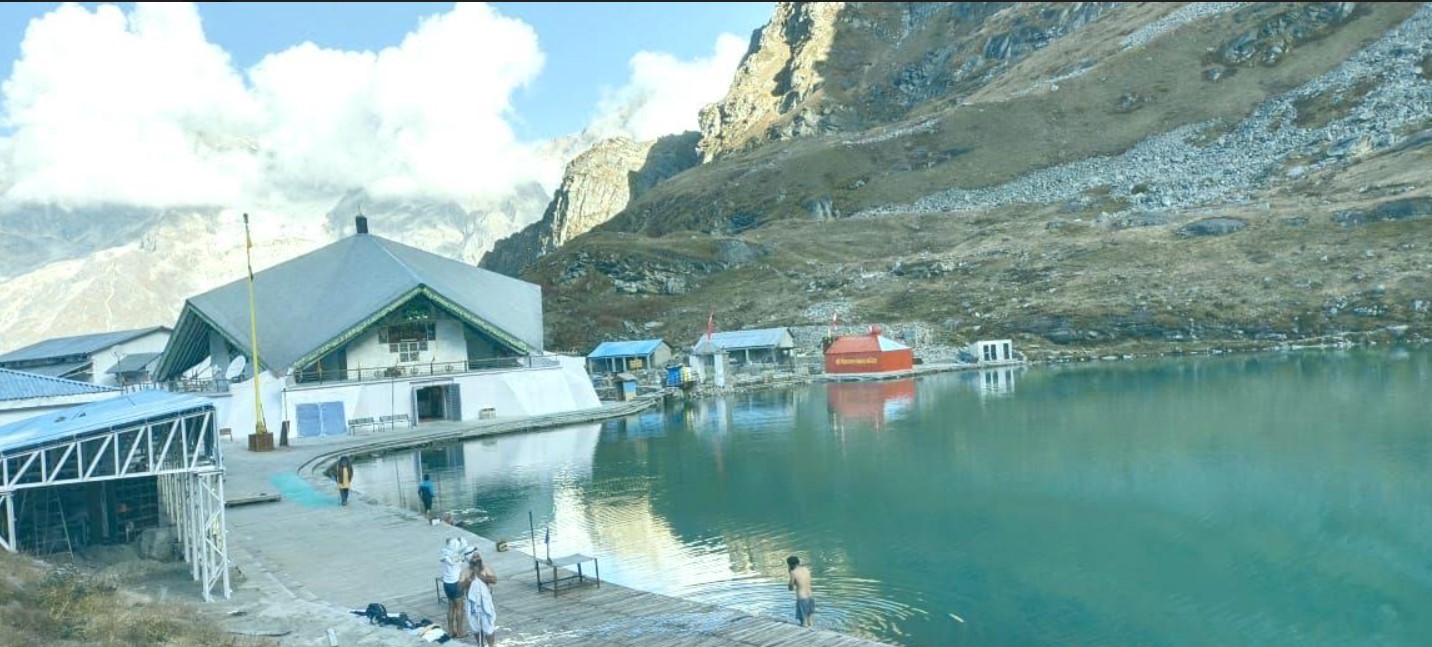 चमोली: शीतकाल के लिए बंद हुए हेमकुंड साहिब और लक्ष्मण लोकपाल मंदिर के कपाट