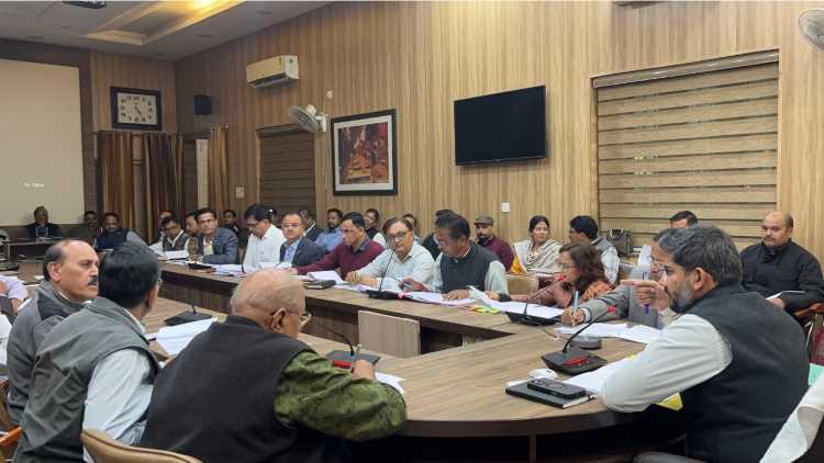 औद्योगिक क्षेत्र सेलाकुई में अतिक्रमण की शिकायतों पर अभियान चलाते हुए अतिक्रमण पर कार्रवाई करने के निर्देश दिए मुख्य विकास अधिकारी ने