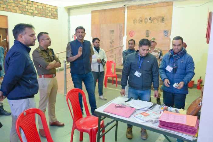 कुशलतापूर्वक एवं शांतिपूर्ण ढंग से चुनाव संपन्न कराने के लिए जिला निर्वाचन अधिकारी सौरभ गहरवार ने निर्वाचन कार्य में तैनात सभी अधिकारियों एवं कार्मिकों, सुरक्षा बलों सहित सभी मतदाताओं का किया आभार