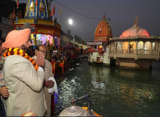 राज्यपाल ने हरकी पौड़ी, हरिद्वार पहुंचकर पूरे विधि-विधान के साथ पूजा-अर्चना कर दुग्धाभिषेक किया तथा गंगा आरती में शामिल हुए