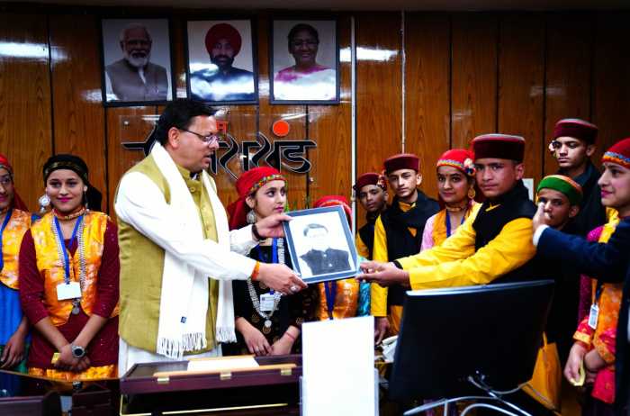 एकलव्य आदर्श आवासीय विद्यालय मेहरावना (चकराता) के विद्यार्थियों ने भेंट की मुख्यमंत्री पुष्कर सिंह धामी से