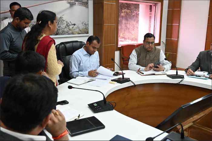 टिहरी: जिलाधिकारी मयूर दीक्षित ने जनता मिलन कार्यक्रम में सुनी जन समस्याएं