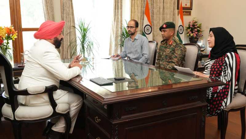 राज्यपाल से ‘गोल्डन की आशा स्कूल’ प्रबंधन कमेटी के उपाध्यक्ष कर्नल योगेश उपाध्याय और प्रधानाचार्या सामरा मिर्जा ने शिष्टाचार भेंट की