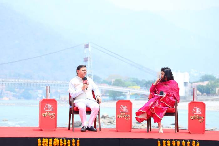 आस्था पथ मुनि की रेती में आज तक द्वारा आयोजित धर्म संसद कार्यक्रम में प्रतिभाग किया CM धामी ने